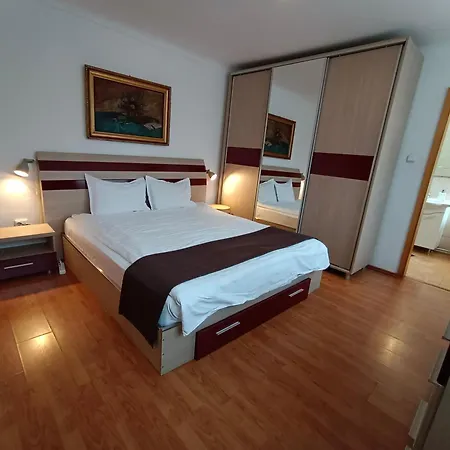 Park Apartment *